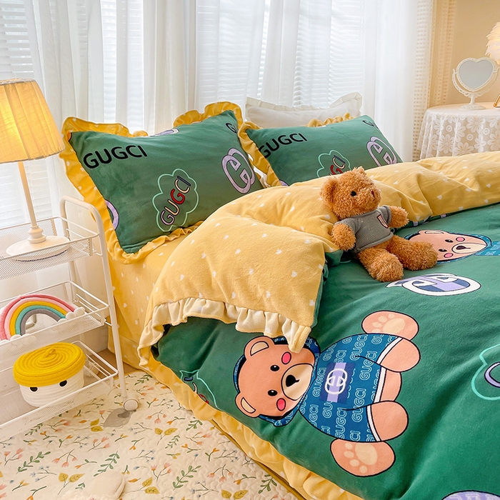 91家纺网 家纺一手货源 找家纺 梵克保罗 2025秋冬新品韩版印花牛奶绒花边款四件套 暴富熊