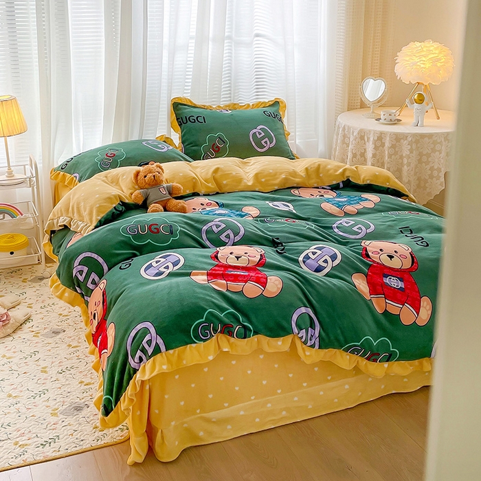 91家纺网 家纺一手货源 找家纺 梵克保罗 2025秋冬新品韩版印花牛奶绒花边款四件套 暴富熊