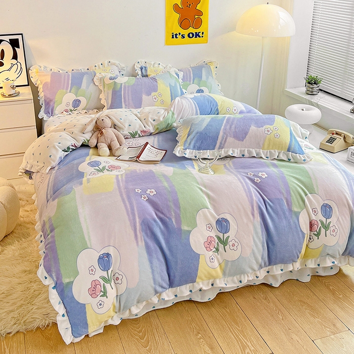 91家纺网 家纺一手货源 找家纺 梵克保罗 2025秋冬新品韩版印花牛奶绒花边款四件套 花园里