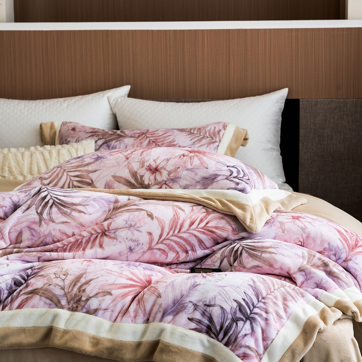 91家纺网 家纺一手货源 找家纺 蓝梦 2025新款全消光数码印花牛奶绒系列四件套 叶语粉