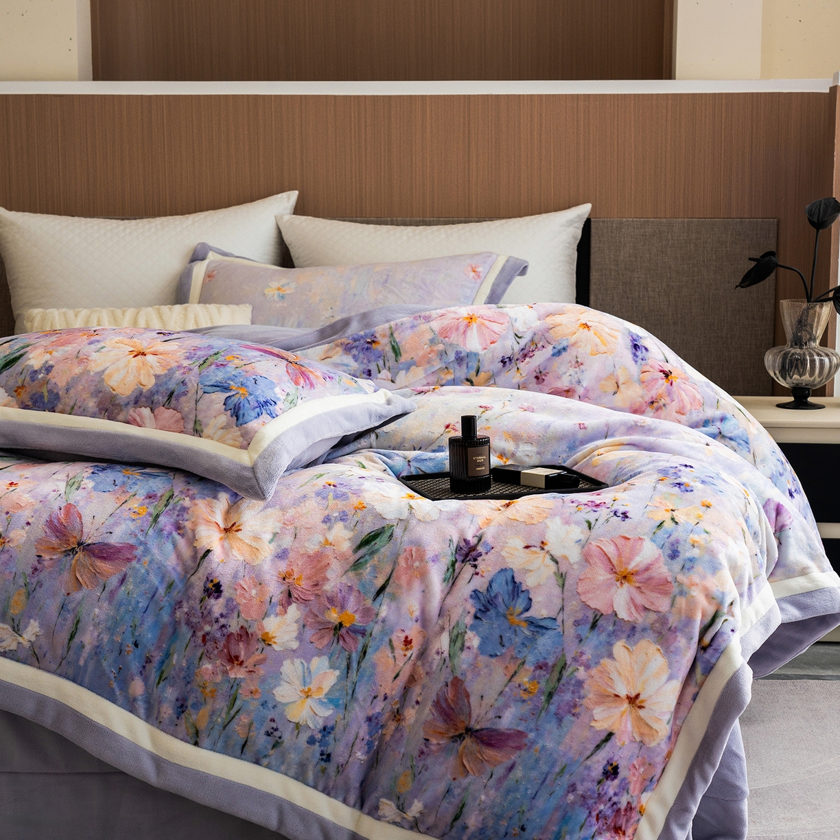 91家纺网 家纺一手货源 找家纺 蓝梦 2025新款全消光数码印花牛奶绒系列四件套 蝶语紫