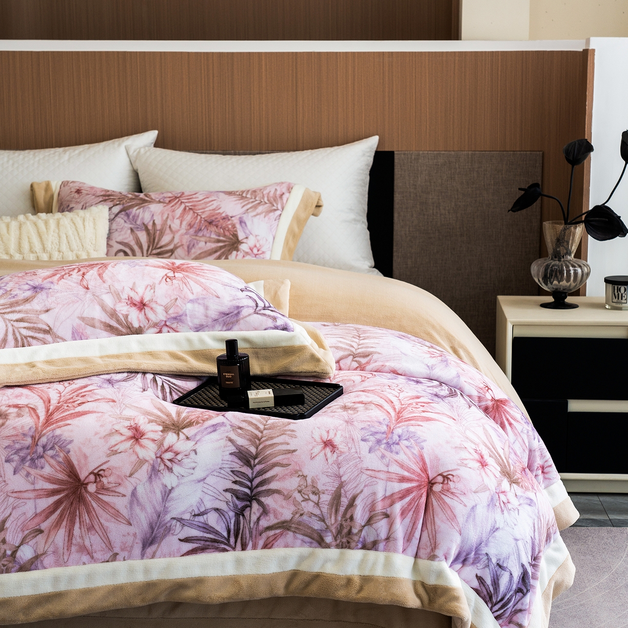 91家纺网 家纺一手货源 找家纺 蓝梦 2025新款全消光数码印花牛奶绒系列四件套 叶语粉