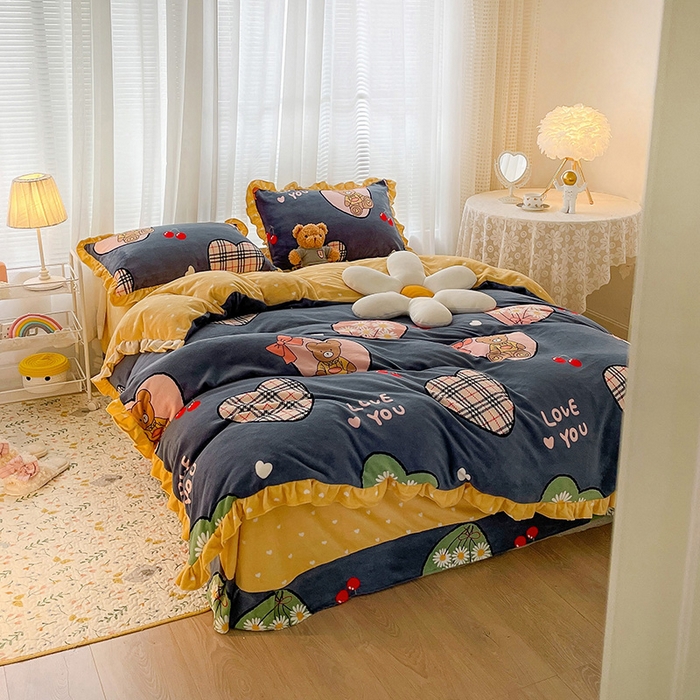 91家纺网 家纺一手货源 找家纺 梵克保罗 2025秋冬新品韩版印花牛奶绒花边款四件套 英伦小熊