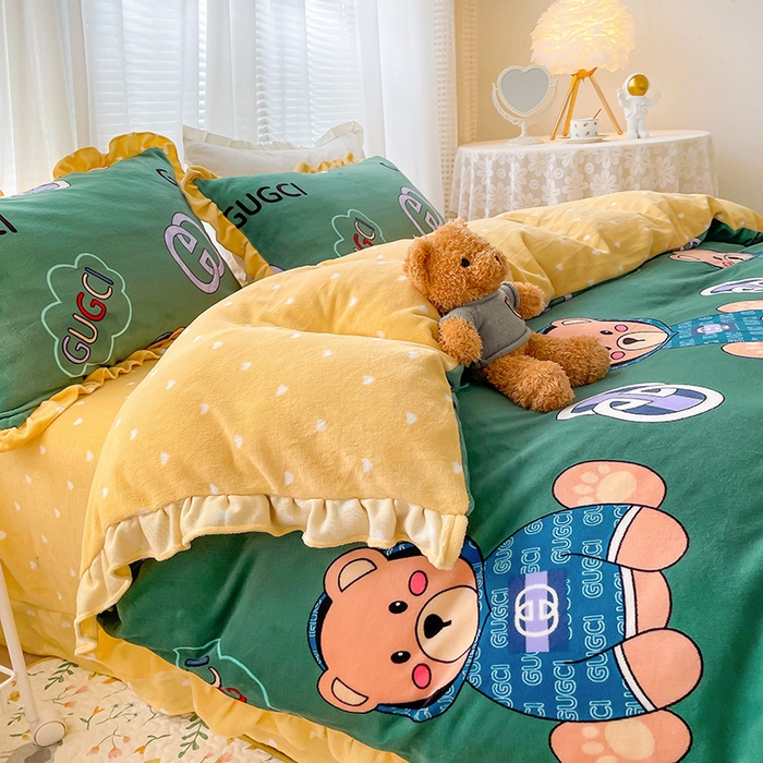 91家纺网 家纺一手货源 找家纺 梵克保罗 2025秋冬新品韩版印花牛奶绒花边款四件套 暴富熊