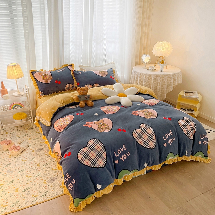 91家纺网 家纺一手货源 找家纺 梵克保罗 2025秋冬新品韩版印花牛奶绒花边款四件套 英伦小熊