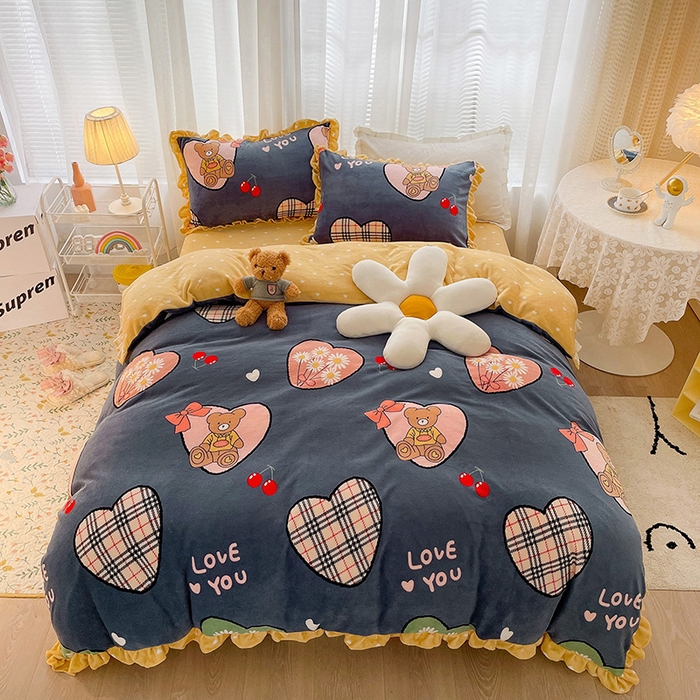 91家纺网 家纺一手货源 找家纺 梵克保罗 2025秋冬新品韩版印花牛奶绒花边款四件套 英伦小熊