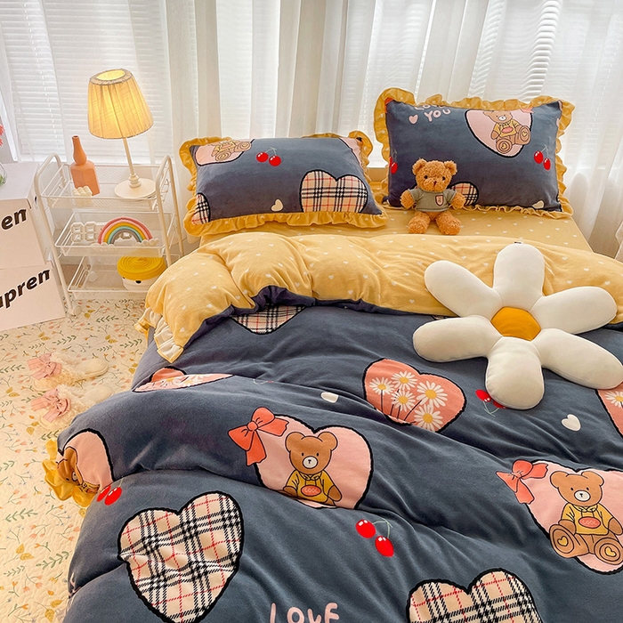 91家纺网 家纺一手货源 找家纺 梵克保罗 2025秋冬新品韩版印花牛奶绒花边款四件套 英伦小熊