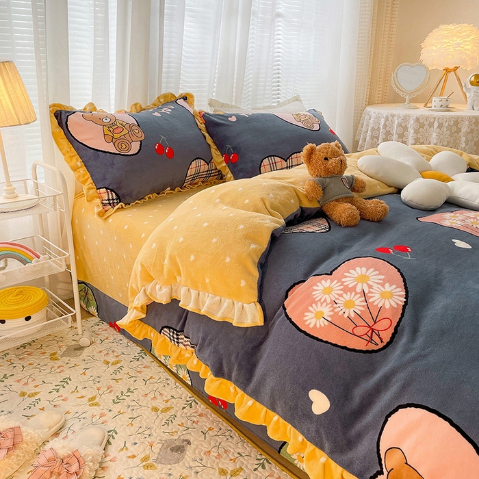 91家纺网 家纺一手货源 找家纺 梵克保罗 2025秋冬新品韩版印花牛奶绒花边款四件套 英伦小熊