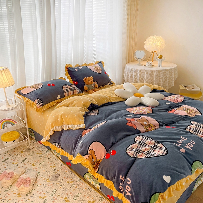 91家纺网 家纺一手货源 找家纺 梵克保罗 2025秋冬新品韩版印花牛奶绒花边款四件套 英伦小熊