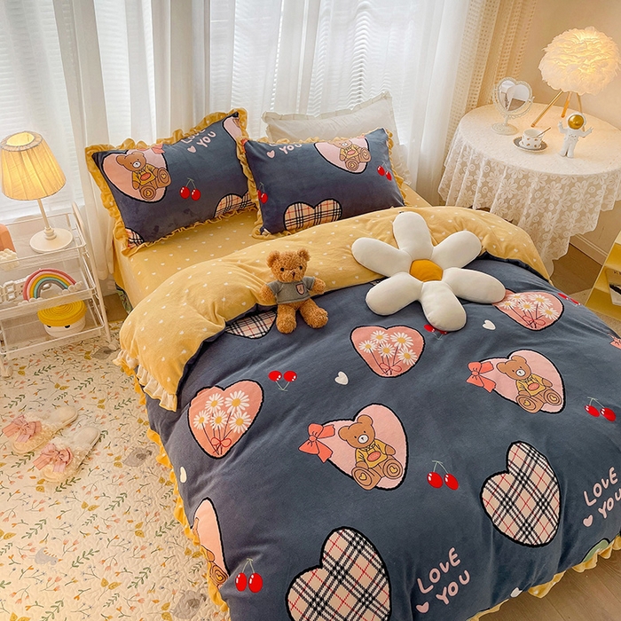 91家纺网 家纺一手货源 找家纺 梵克保罗 2025秋冬新品韩版印花牛奶绒花边款四件套 英伦小熊