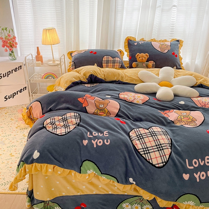 91家纺网 家纺一手货源 找家纺 梵克保罗 2025秋冬新品韩版印花牛奶绒花边款四件套 英伦小熊