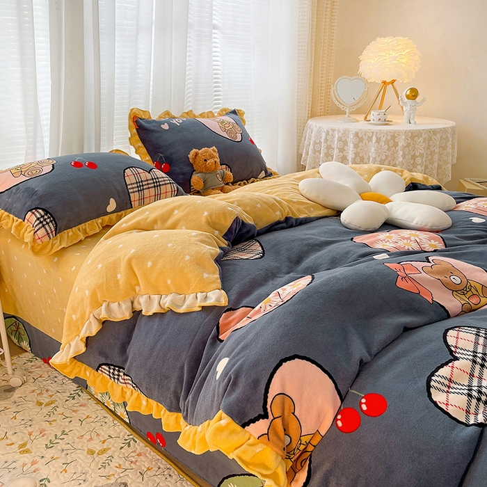 91家纺网 家纺一手货源 找家纺 梵克保罗 2025秋冬新品韩版印花牛奶绒花边款四件套 英伦小熊