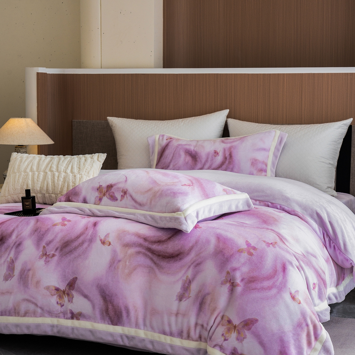 91家纺网 家纺一手货源 找家纺 蓝梦 2025新款全消光数码印花牛奶绒系列四件套 蝶舞紫