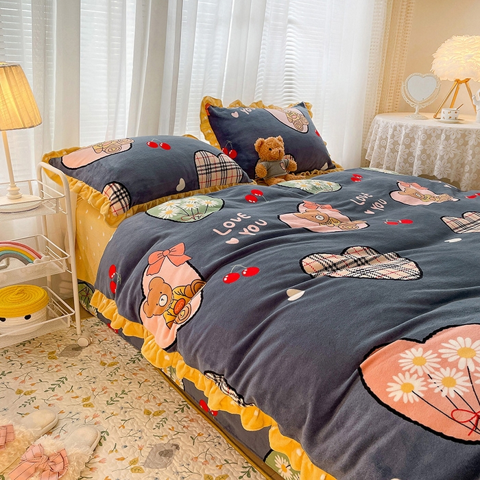 91家纺网 家纺一手货源 找家纺 梵克保罗 2025秋冬新品韩版印花牛奶绒花边款四件套 英伦小熊