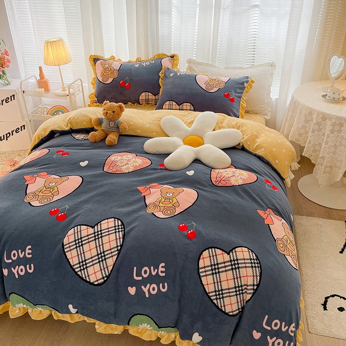 91家纺网 家纺一手货源 找家纺 梵克保罗 2025秋冬新品韩版印花牛奶绒花边款四件套 英伦小熊