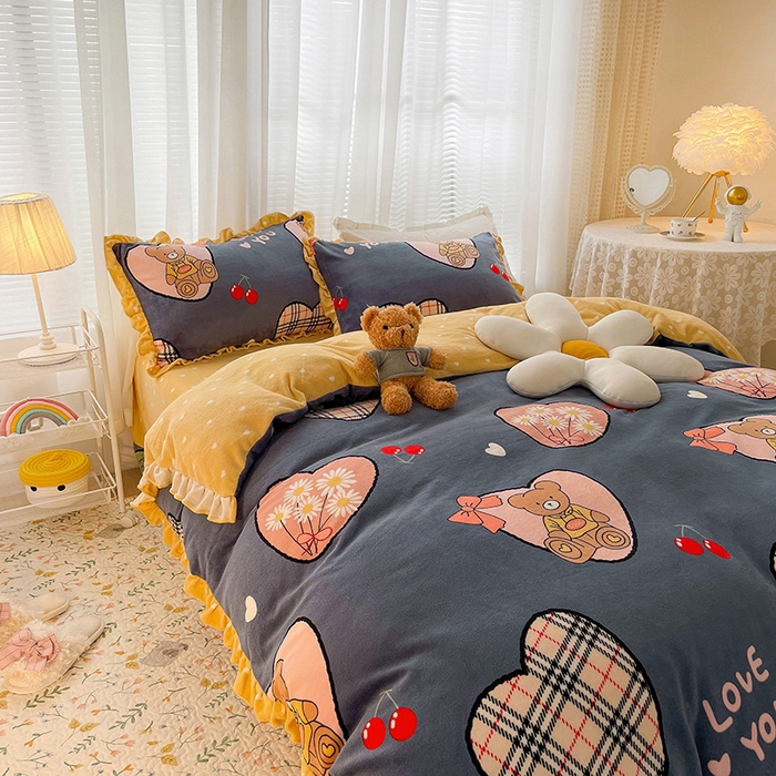 91家纺网 家纺一手货源 找家纺 梵克保罗 2025秋冬新品韩版印花牛奶绒花边款四件套 英伦小熊