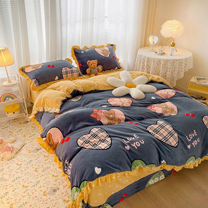 91家纺网 家纺一手货源 找家纺 梵克保罗 2025秋冬新品韩版印花牛奶绒花边款四件套 英伦小熊