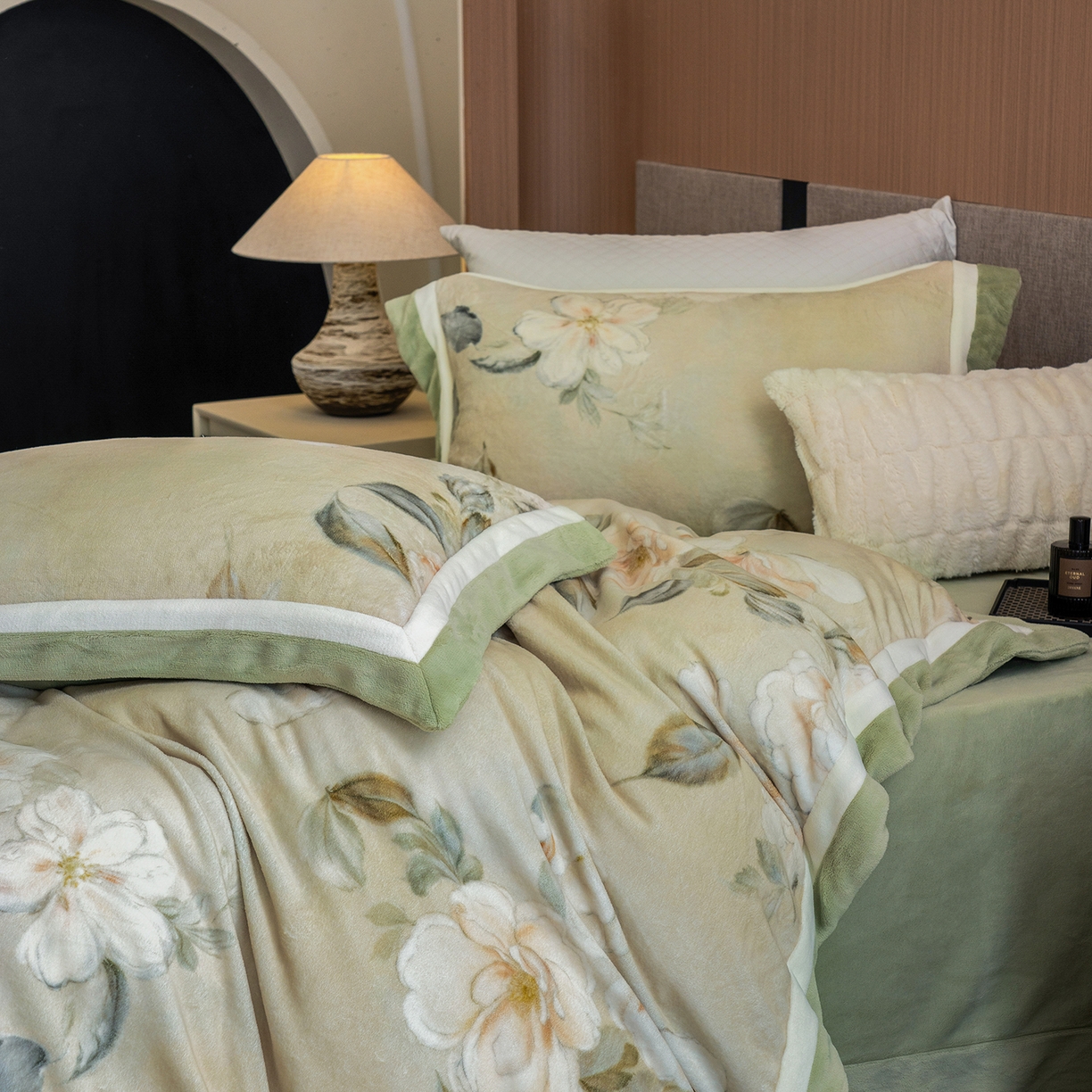 91家纺网 家纺一手货源 找家纺 蓝梦 2025新款全消光数码印花牛奶绒系列四件套 繁花似锦绿