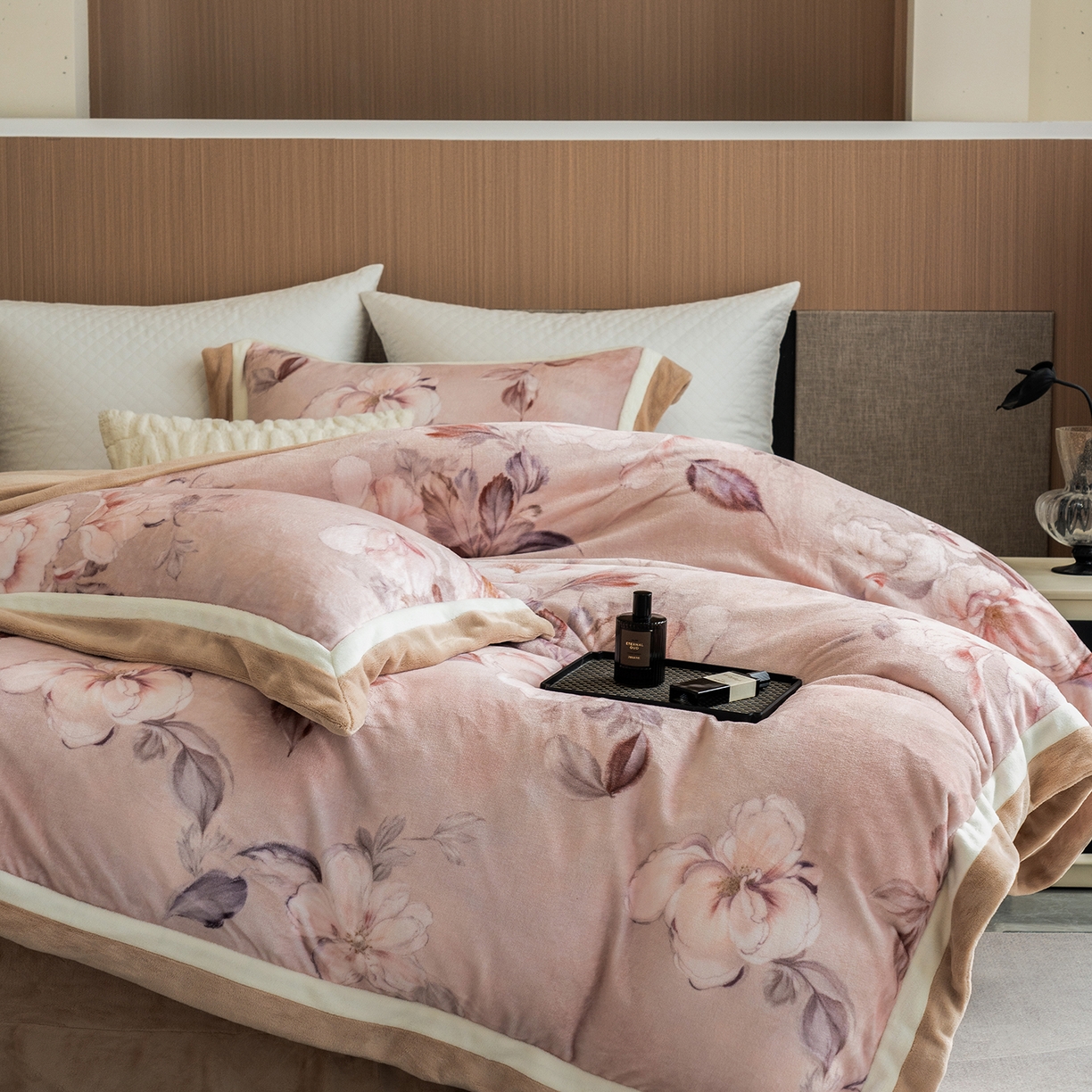 91家纺网 家纺一手货源 找家纺 蓝梦 2025新款全消光数码印花牛奶绒系列四件套 繁花似锦粉