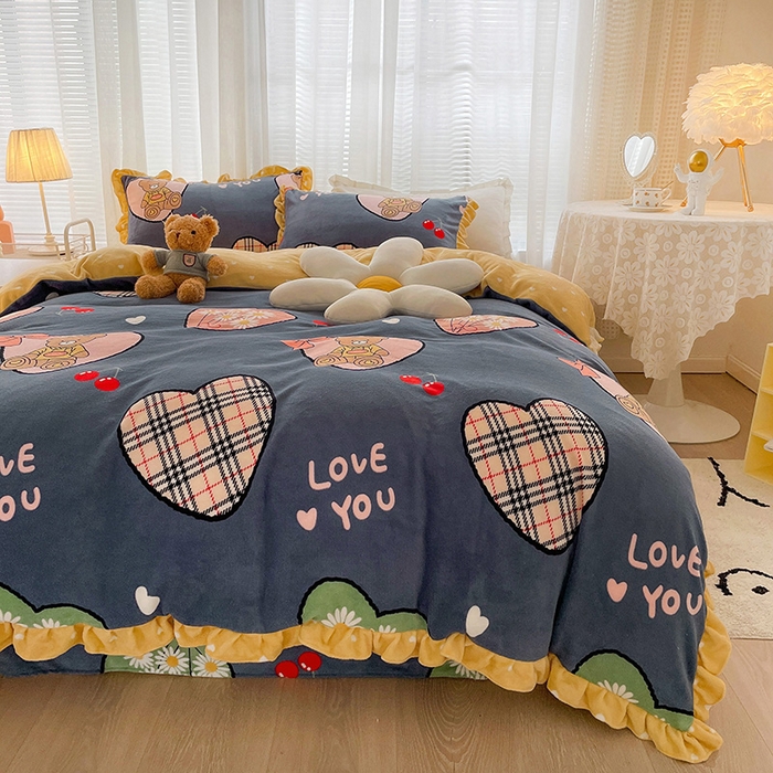 91家纺网 家纺一手货源 找家纺 梵克保罗 2025秋冬新品韩版印花牛奶绒花边款四件套 英伦小熊