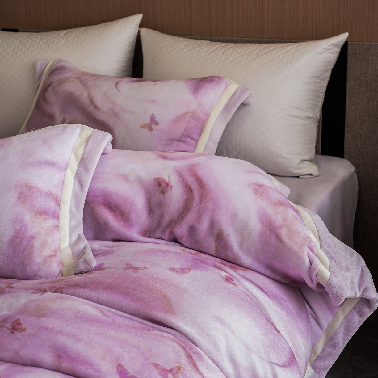 91家纺网 家纺一手货源 找家纺 蓝梦 2025新款全消光数码印花牛奶绒系列四件套 蝶舞紫