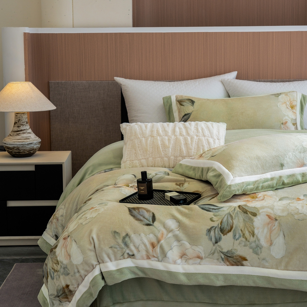 91家纺网 家纺一手货源 找家纺 蓝梦 2025新款全消光数码印花牛奶绒系列四件套 繁花似锦绿