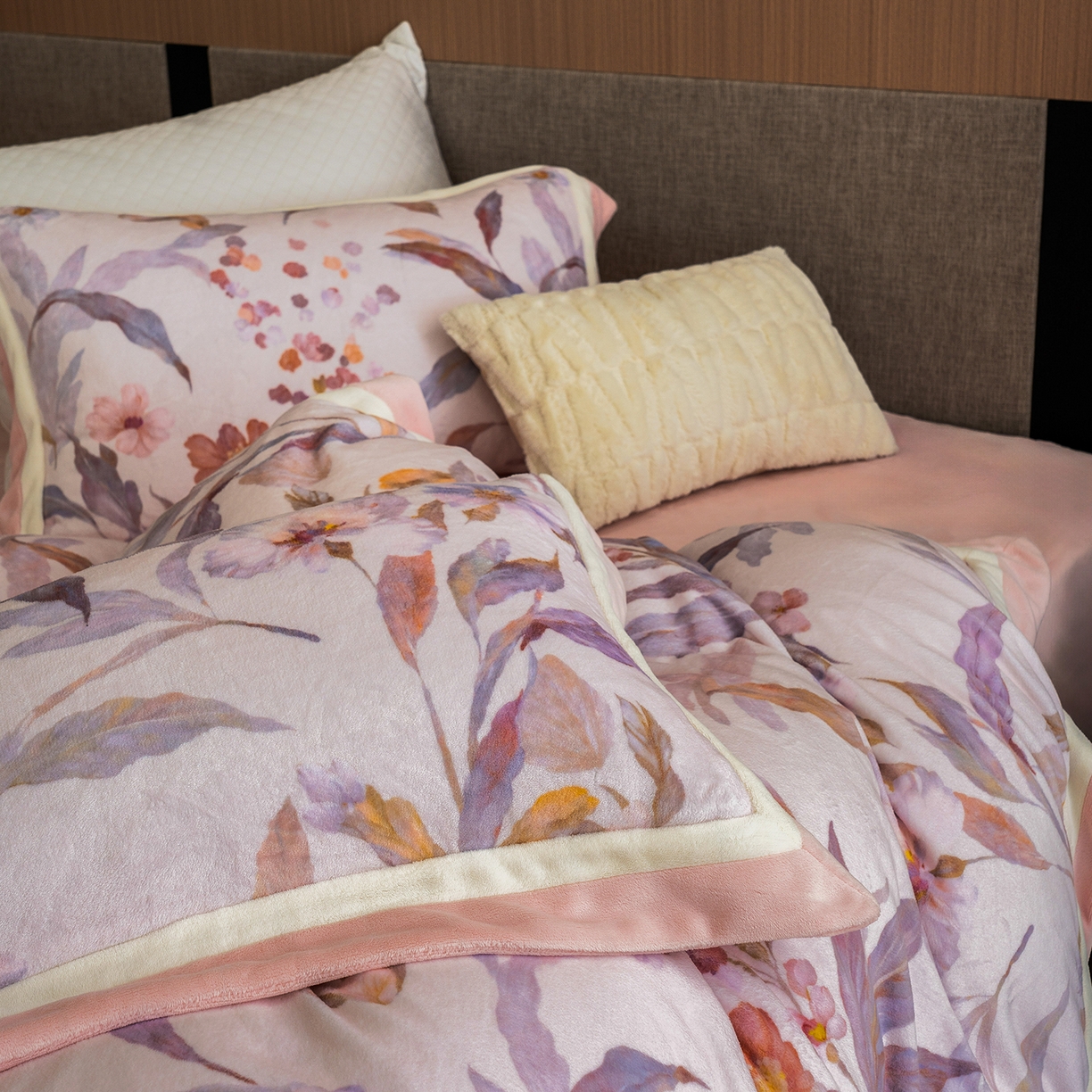 91家纺网 家纺一手货源 找家纺 蓝梦 2025新款全消光数码印花牛奶绒系列四件套 芳华粉