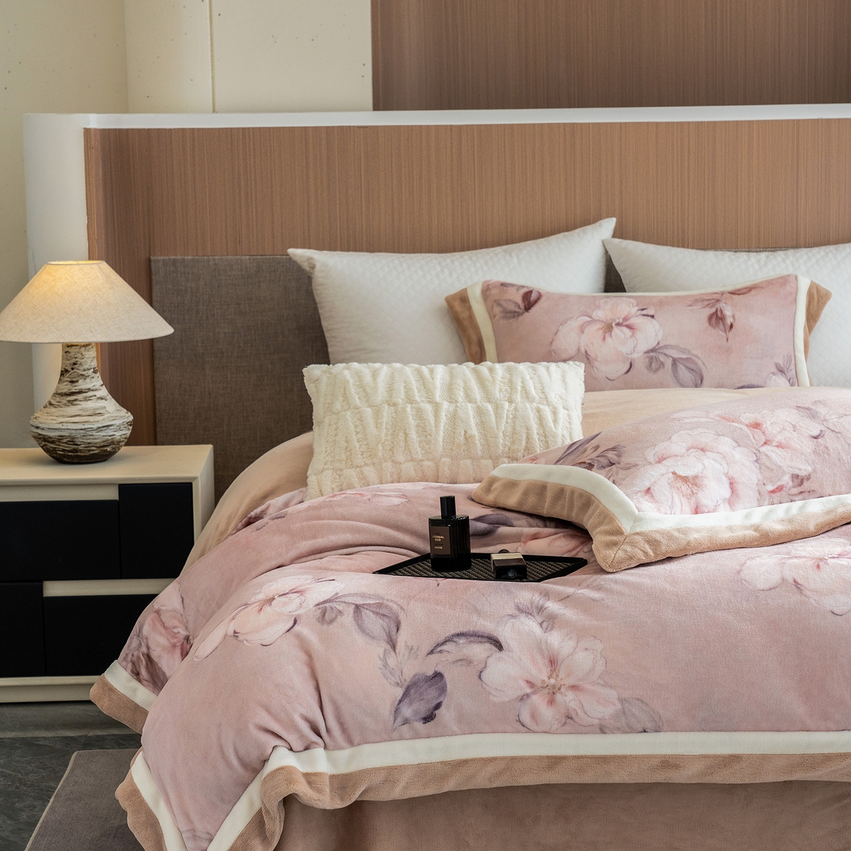 91家纺网 家纺一手货源 找家纺 蓝梦 2025新款全消光数码印花牛奶绒系列四件套 繁花似锦粉