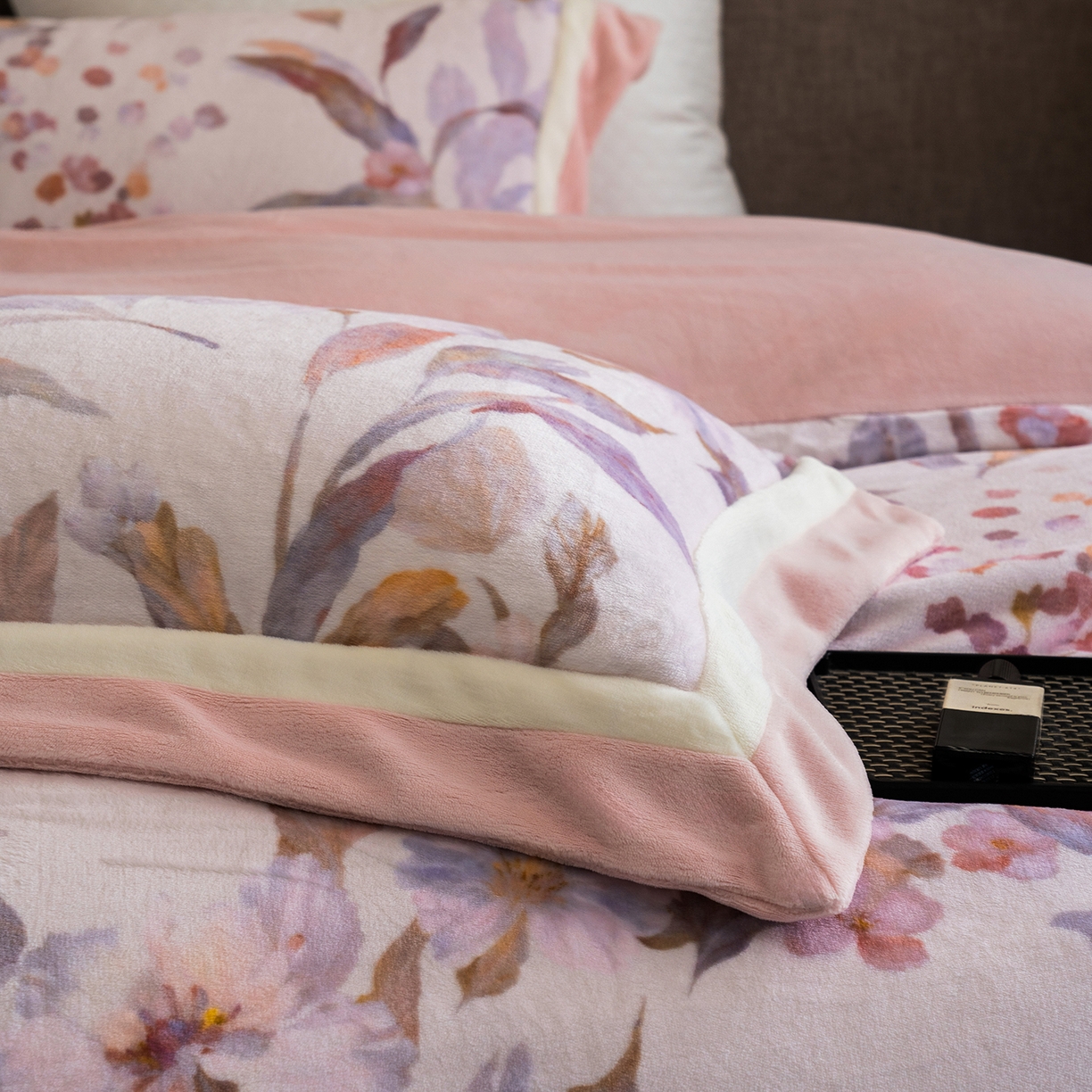 91家纺网 家纺一手货源 找家纺 蓝梦 2025新款全消光数码印花牛奶绒系列四件套 芳华粉