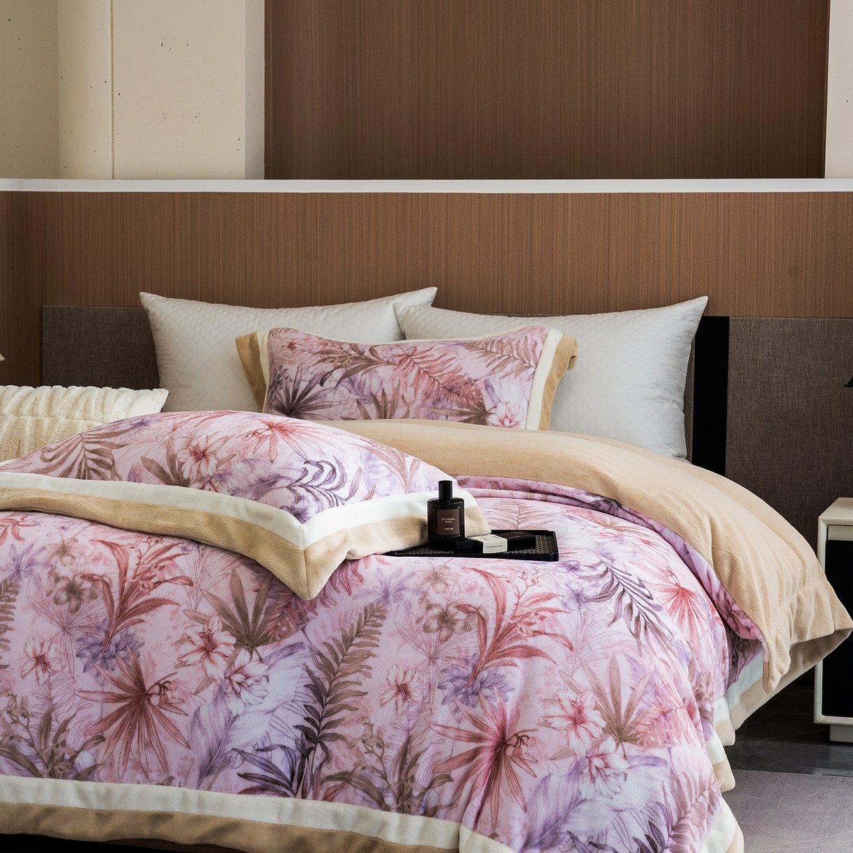 91家纺网 家纺一手货源 找家纺 蓝梦 2025新款全消光数码印花牛奶绒系列四件套 叶语粉