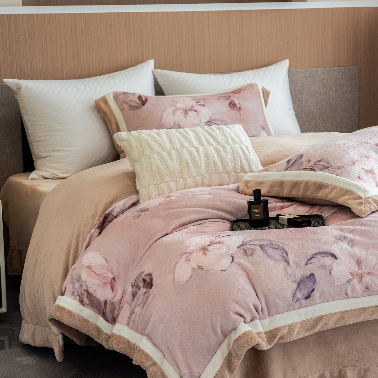 91家纺网 家纺一手货源 找家纺 蓝梦 2025新款全消光数码印花牛奶绒系列四件套 繁花似锦粉