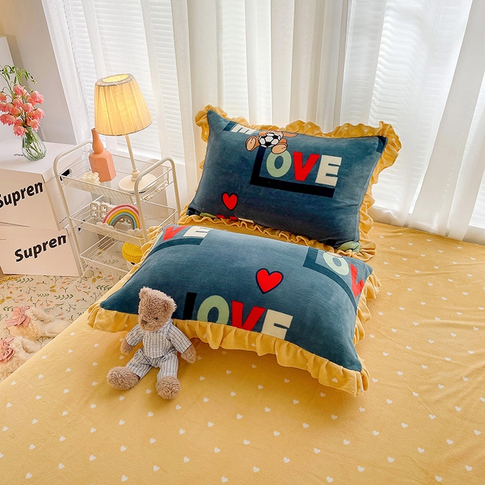 91家纺网 家纺一手货源 找家纺 梵克保罗 2025秋冬新品韩版印花牛奶绒花边款四件套 足球小镇