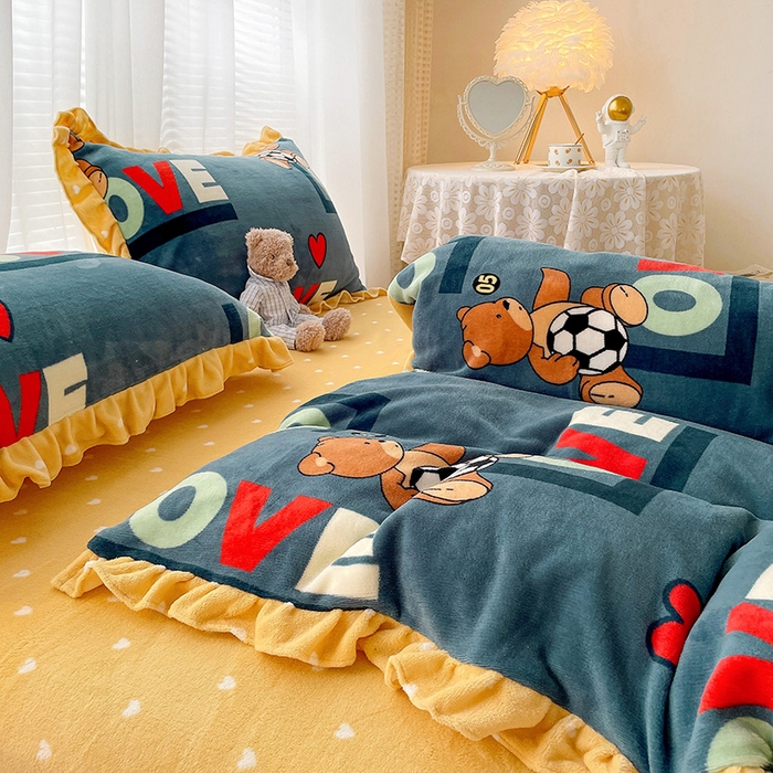 91家纺网 家纺一手货源 找家纺 梵克保罗 2025秋冬新品韩版印花牛奶绒花边款四件套 足球小镇