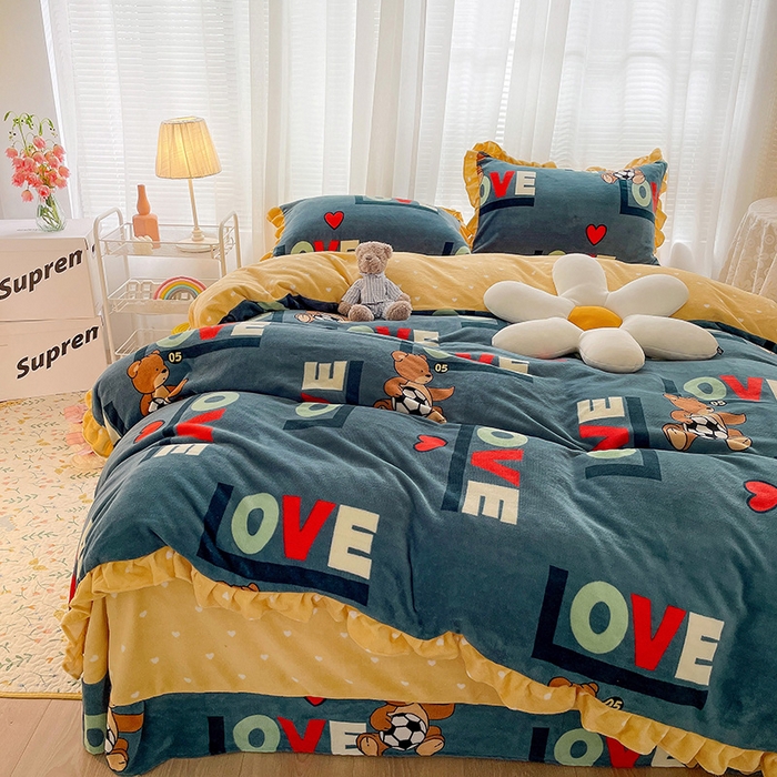 91家纺网 家纺一手货源 找家纺 梵克保罗 2025秋冬新品韩版印花牛奶绒花边款四件套 足球小镇