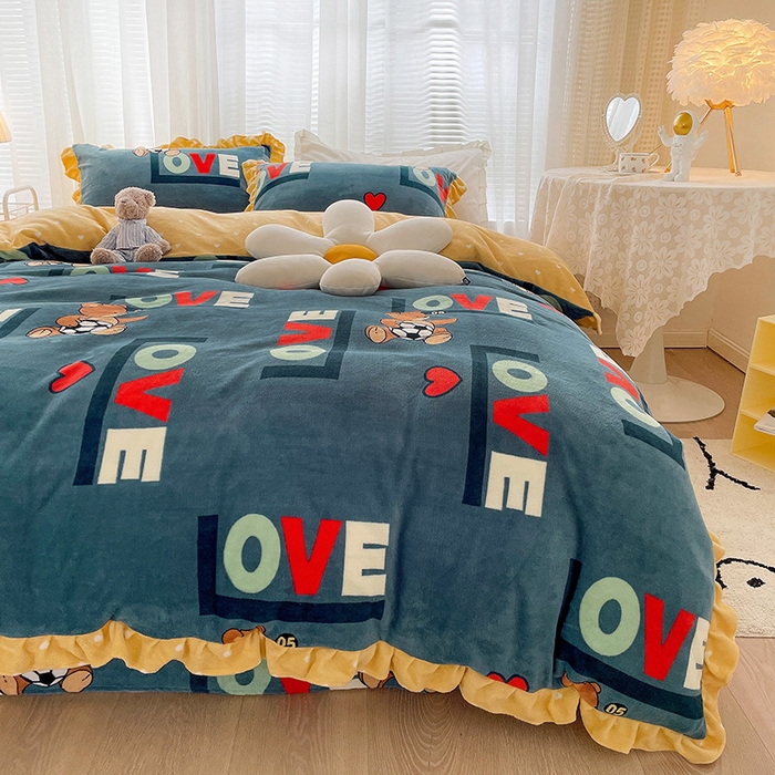 91家纺网 家纺一手货源 找家纺 梵克保罗 2025秋冬新品韩版印花牛奶绒花边款四件套 足球小镇