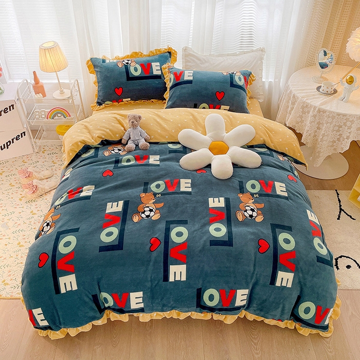 91家纺网 家纺一手货源 找家纺 梵克保罗 2025秋冬新品韩版印花牛奶绒花边款四件套 足球小镇