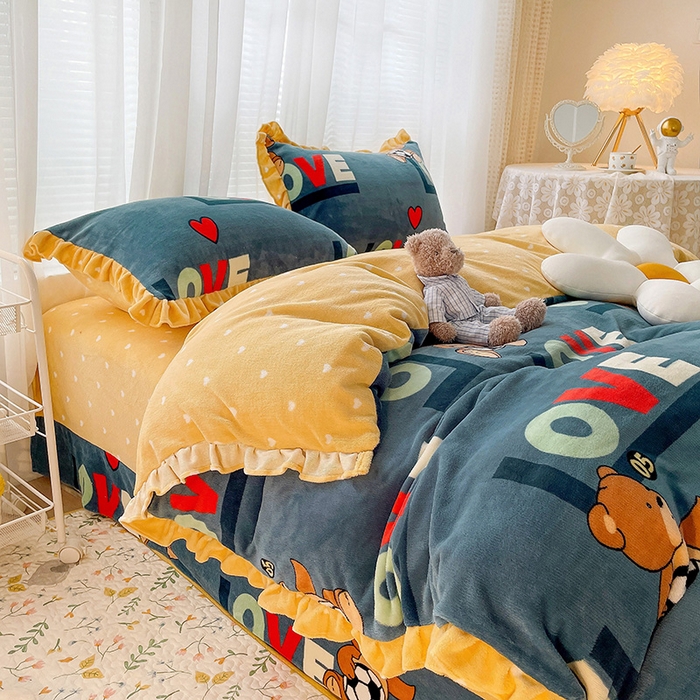 91家纺网 家纺一手货源 找家纺 梵克保罗 2025秋冬新品韩版印花牛奶绒花边款四件套 足球小镇