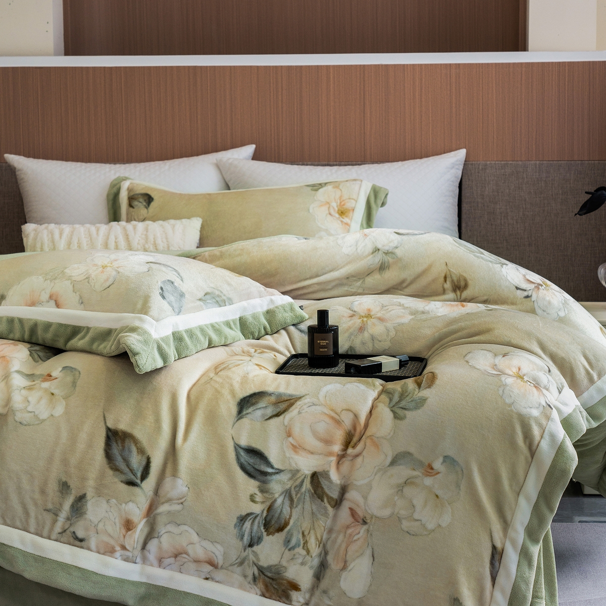 91家纺网 家纺一手货源 找家纺 蓝梦 2025新款全消光数码印花牛奶绒系列四件套 繁花似锦绿