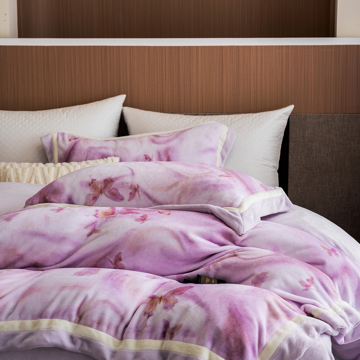 91家纺网 家纺一手货源 找家纺 蓝梦 2025新款全消光数码印花牛奶绒系列四件套 蝶舞紫