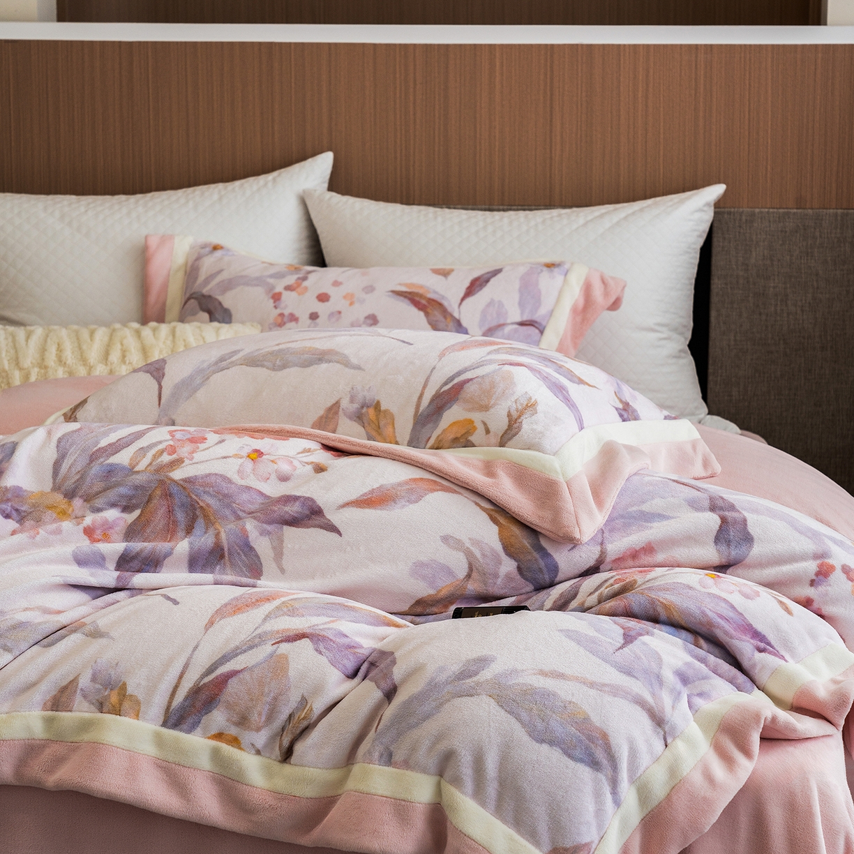 91家纺网 家纺一手货源 找家纺 蓝梦 2025新款全消光数码印花牛奶绒系列四件套 芳华粉