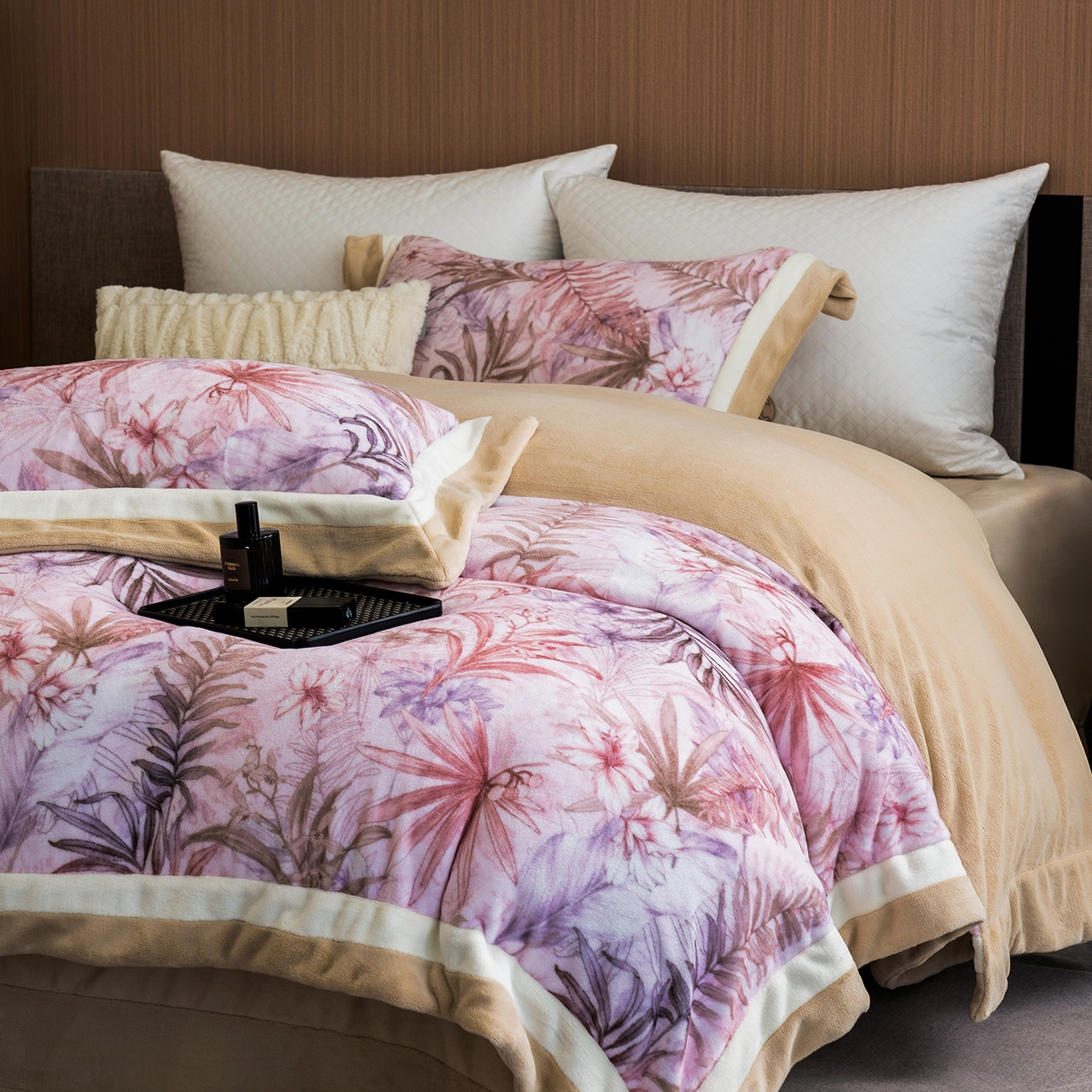 91家纺网 家纺一手货源 找家纺 蓝梦 2025新款全消光数码印花牛奶绒系列四件套 叶语粉