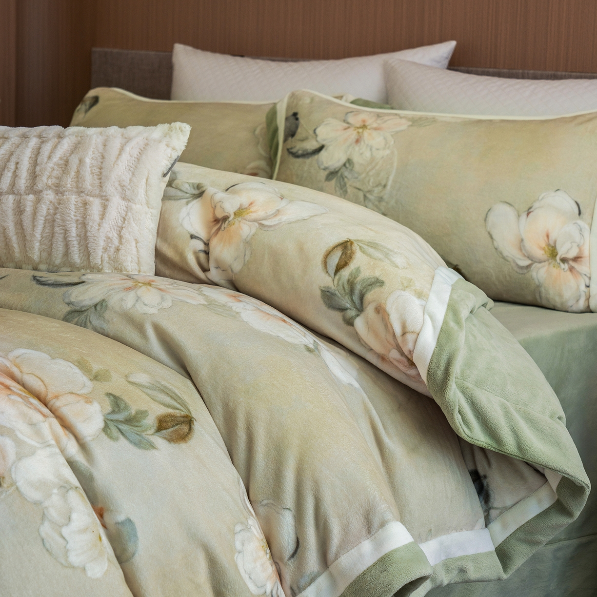 91家纺网 家纺一手货源 找家纺 蓝梦 2025新款全消光数码印花牛奶绒系列四件套 繁花似锦绿