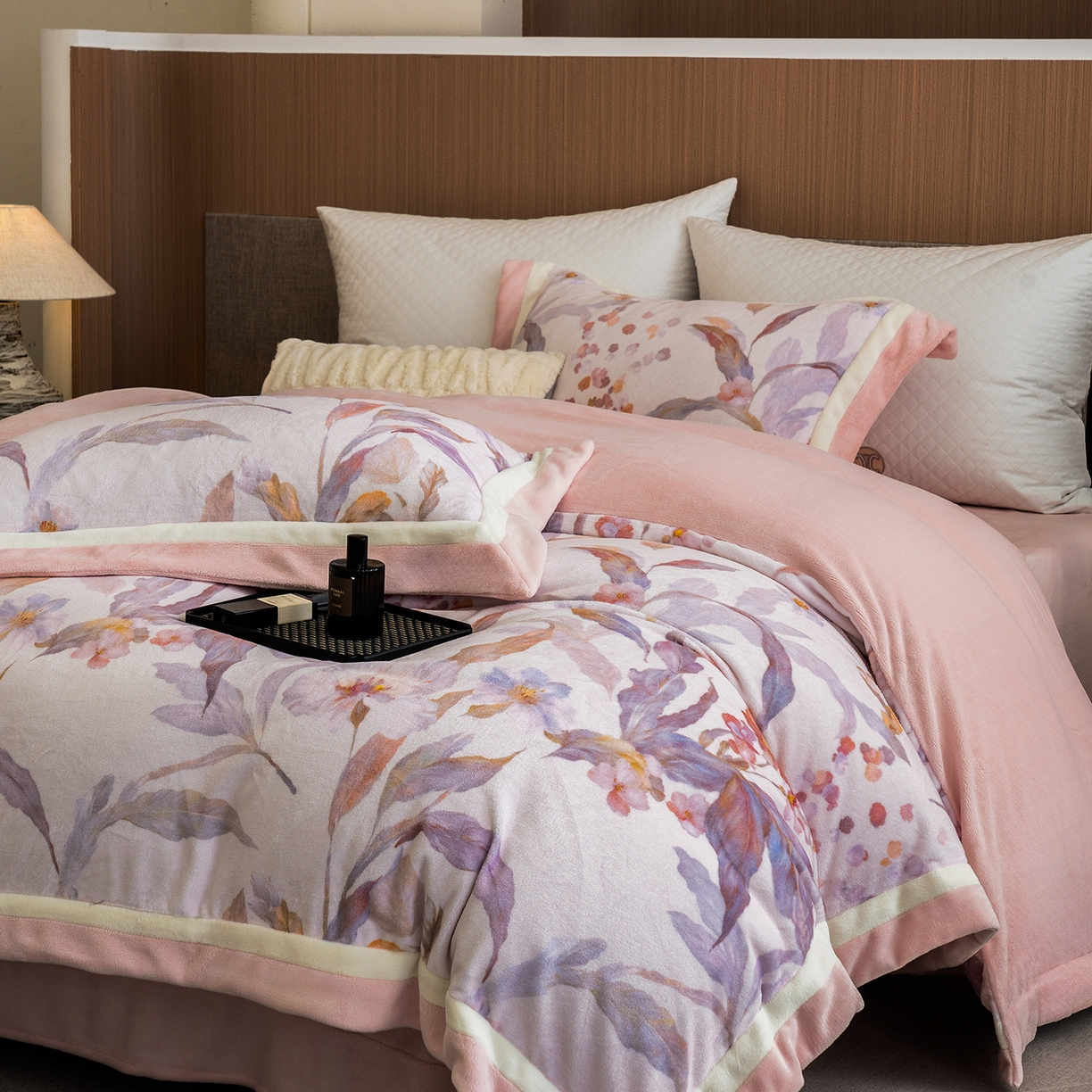 91家纺网 家纺一手货源 找家纺 蓝梦 2025新款全消光数码印花牛奶绒系列四件套 芳华粉