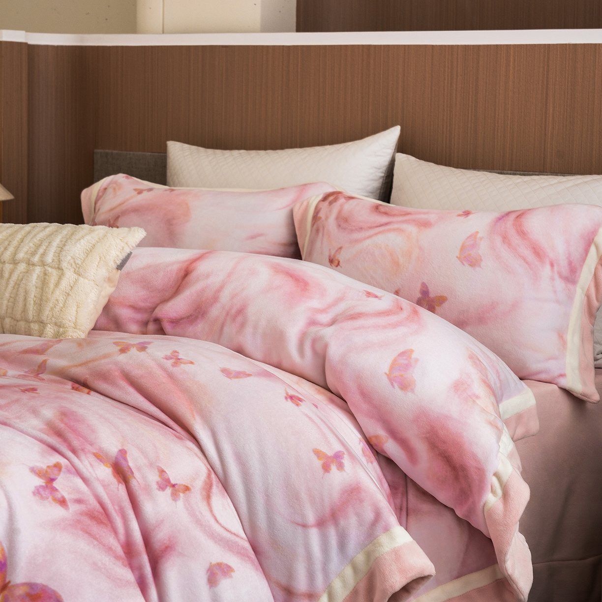 91家纺网 家纺一手货源 找家纺 蓝梦 2025新款全消光数码印花牛奶绒系列四件套 蝶舞粉