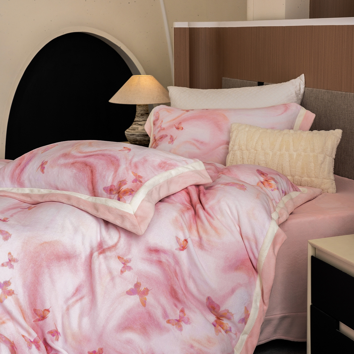 91家纺网 家纺一手货源 找家纺 蓝梦 2025新款全消光数码印花牛奶绒系列四件套 蝶舞粉