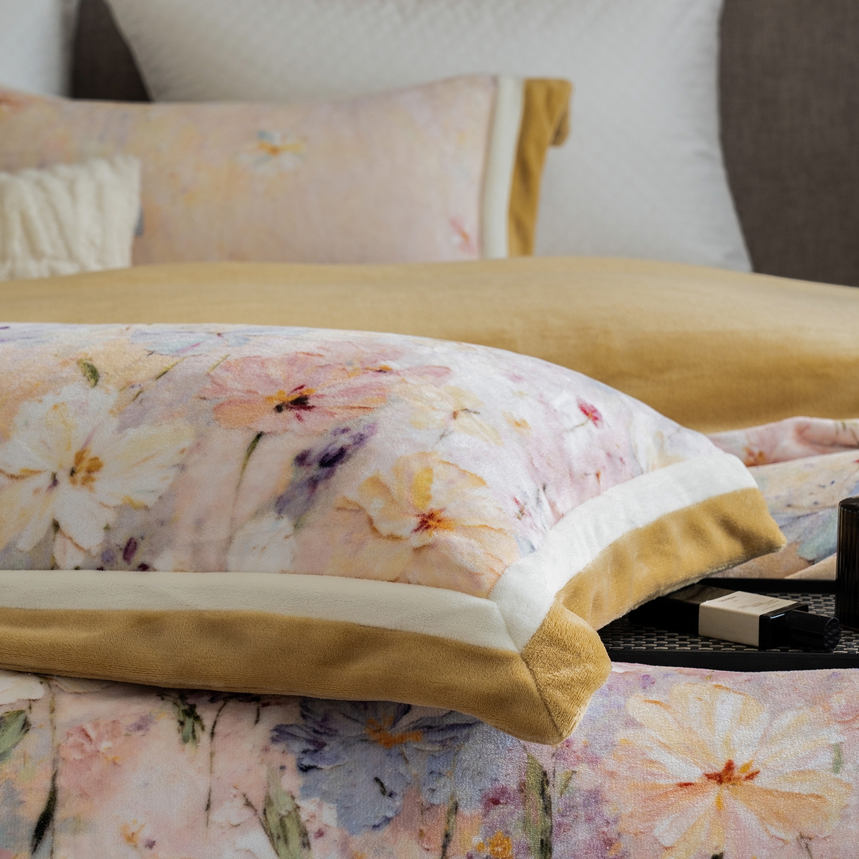 91家纺网 家纺一手货源 找家纺 蓝梦 2025新款全消光数码印花牛奶绒系列四件套 蝶语黄