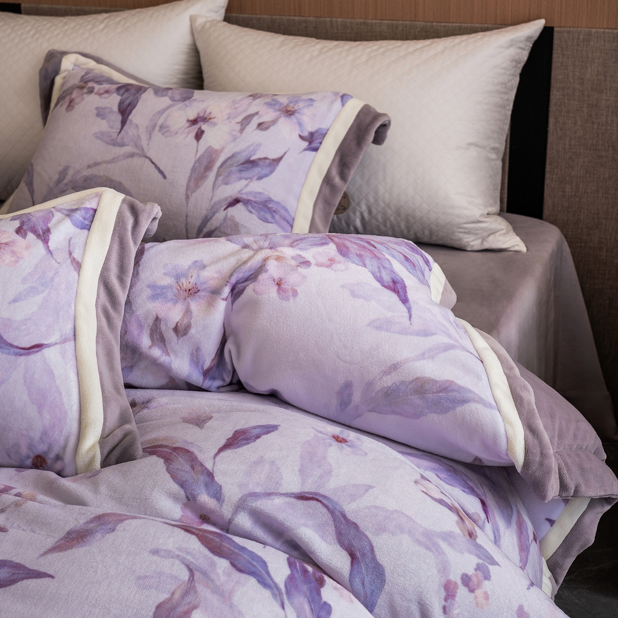 91家纺网 家纺一手货源 找家纺 蓝梦 2025新款全消光数码印花牛奶绒系列四件套 芳华紫