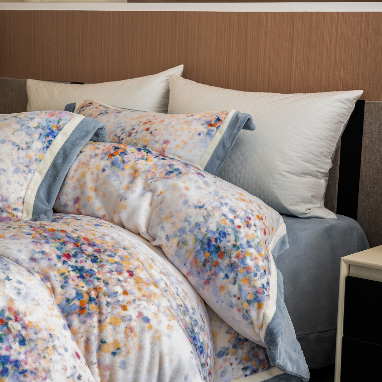 91家纺网 家纺一手货源 找家纺 蓝梦 2025新款全消光数码印花牛奶绒系列四件套 花海蓝