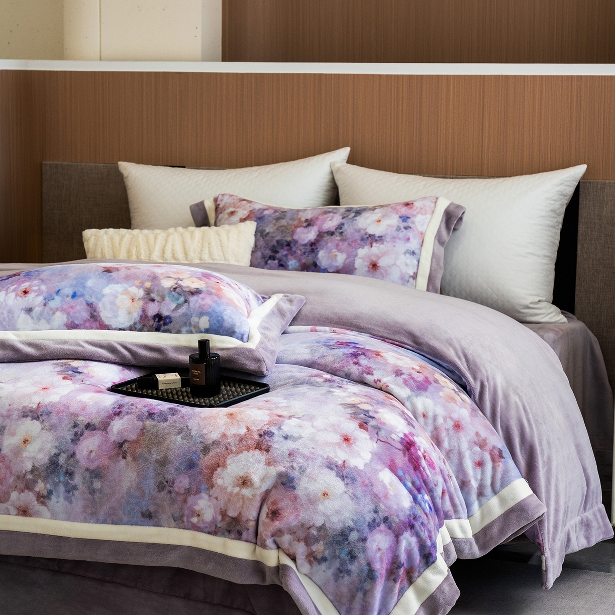 91家纺网 家纺一手货源 找家纺 蓝梦 2025新款全消光数码印花牛奶绒系列四件套 花语紫