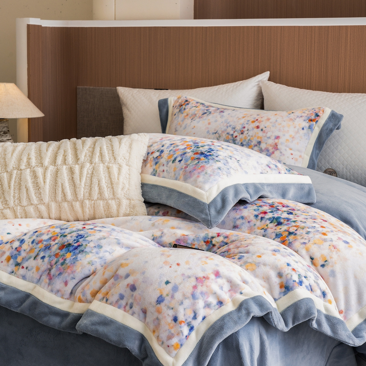 91家纺网 家纺一手货源 找家纺 蓝梦 2025新款全消光数码印花牛奶绒系列四件套 花海蓝